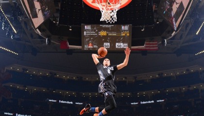 电竞投注平台-跨界狂潮，足篮网三界大乱，尤文图斯备战NBA，费德勒空降曼联，法兰克福体检惊呆球迷